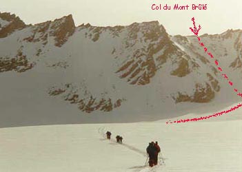 la trace jusqu'au col du Mont Br&ucirc;l&eacute; est faite par un premier groupe de deux juste devant nous