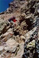 descente dans le cirque de la solitude (&ccedil;a descend raide, mais il y a les cha&icirc;nes)