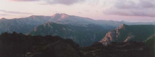 Objectif du jour : le Mont Incudine. Il para&icirc;t loin, mais la ballade est suberbe et agr&eacute;able
