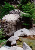 La derni&egrave;re passerelle est cass&eacute;e, elle est juste en face sur le rocher o&ugrave; on doit aller...